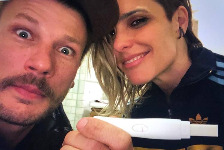 Fernanda Lima relembra momento em que teste de gravidez deu positivo