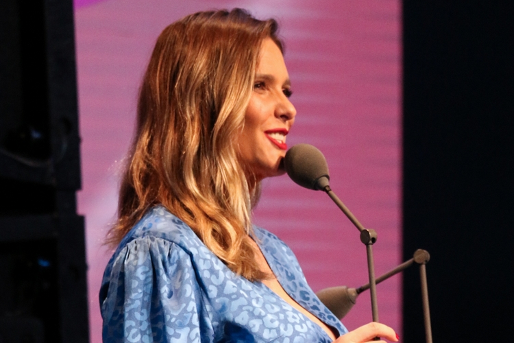 Fernanda Lima aparece pela primeira vez em público após nascimento de Maria Manoela