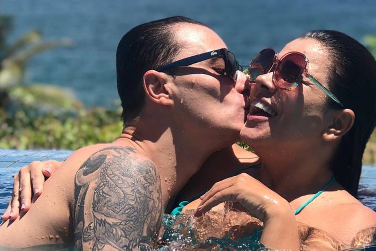 Mara Maravilha agita a web ao se declarar para o noivo