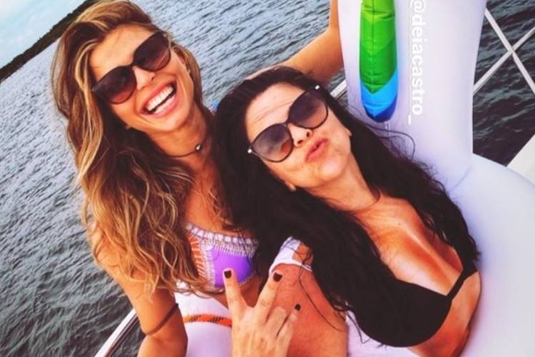 Grazi Massafera posa ao lado da tia de Caio Castro