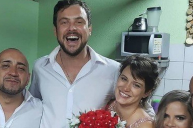 Bianca Bin e Sergio Guizé se tornam padrinhos do casamento da irmã do ator