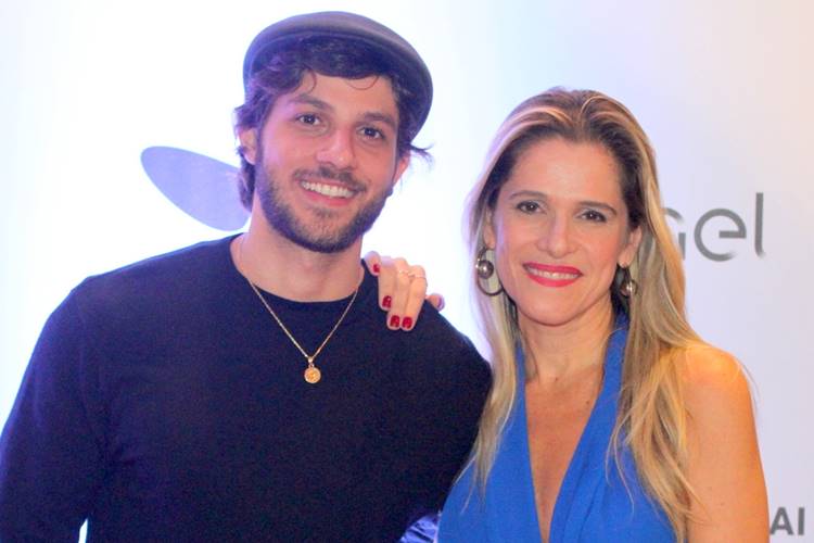 Chay Suede e Ingrid Guimarães posam juntos durante Festival de Cinema