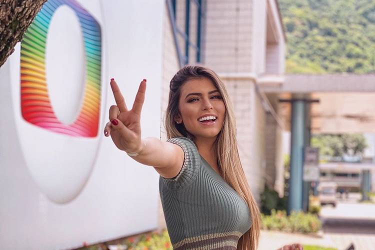 “Sou fã”, diz bailarina Isabella Arantes ao agradecer Faustão