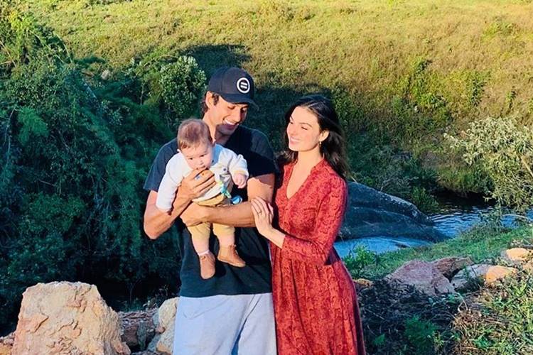 Isis Valverde abre o coração ao falar sobre dias longe do filho