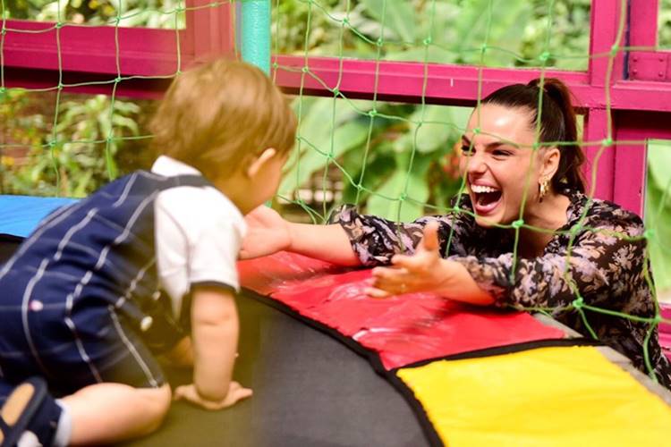 Isis Valverde lamenta distância do filho: “Saudade que não cabe no peito”