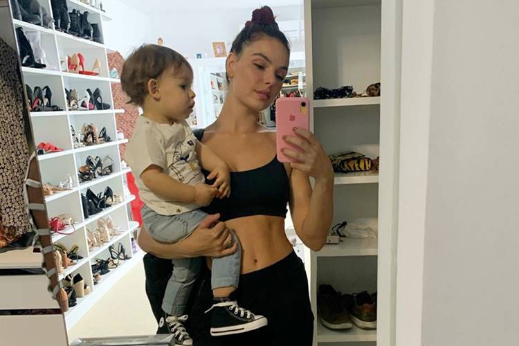 Isis Valverde posta foto com o filho e quantidade de sapatos chama atenção