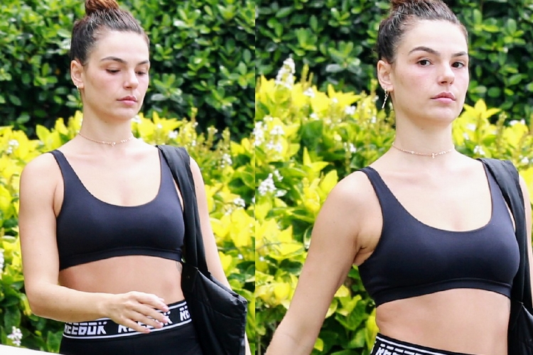 Em raridade, Isis Valverde ostenta corpo sarado e barriga chapada de saída da academia