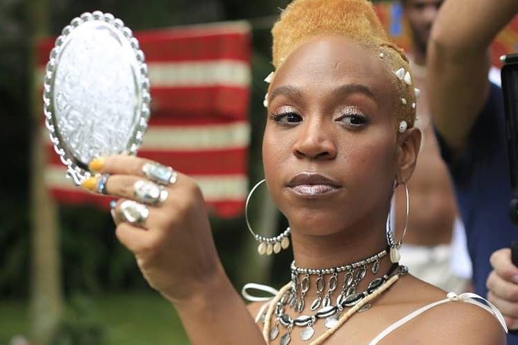 Karol Conka fala sobre violência contra a mulher: “Minha avó era espancada diariamente”