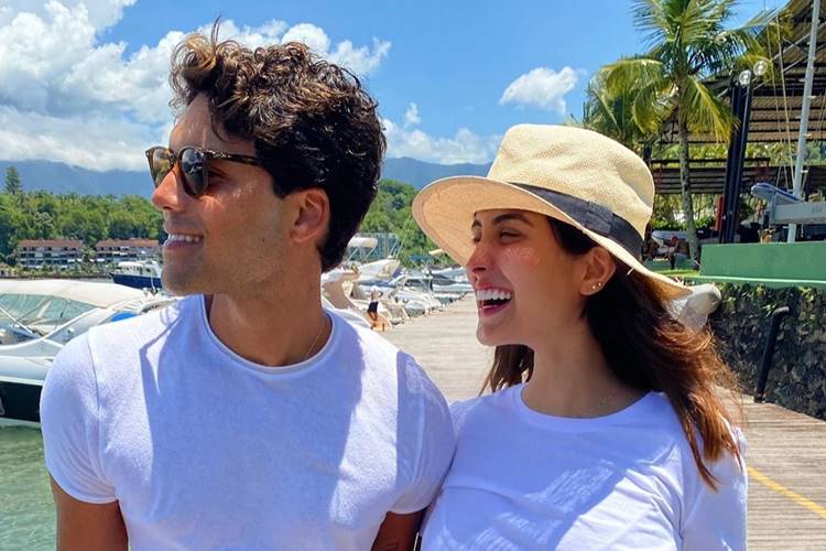 Letícia Almeida exibe barriguinha de grávida ao lado do marido