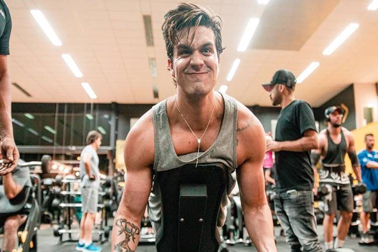 Luan Santana faz careta durante treino: “Chega arde”