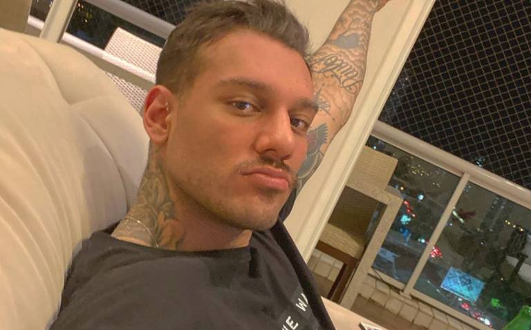 Lucas Lucco posa com peitoral à mostra e fala de recuperação de cirurgia