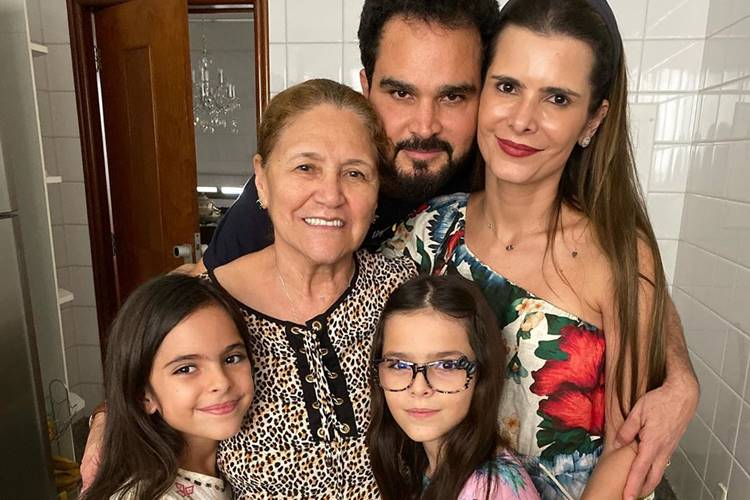 Flávia Camargo faz agradecimento após reunir a família em Goiânia