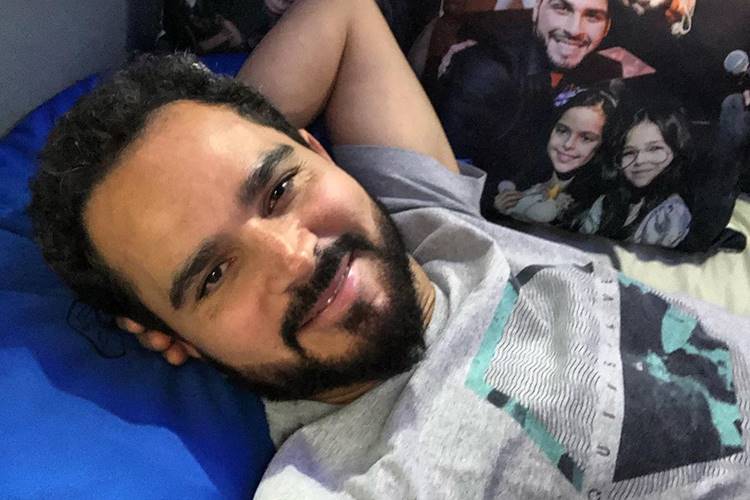 Sertanejo Luciano Camargo mostra despedida dos filhos em aeroporto