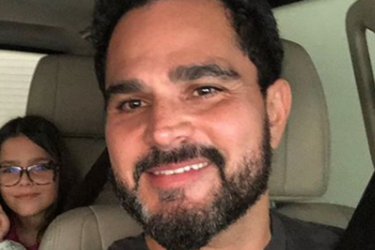 Sertanejo Luciano Camargo surge dormindo em local inusitado e surpreende com visual despojado