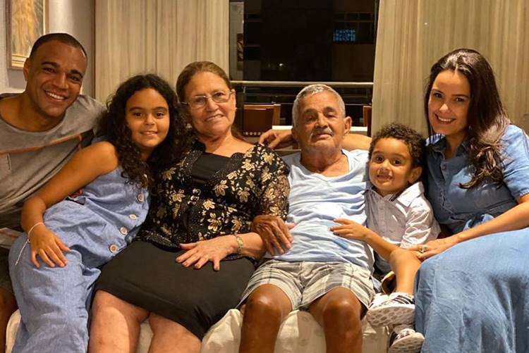 Luciele di Camargo posta foto com os pais e Graciele Lacerda manda recado