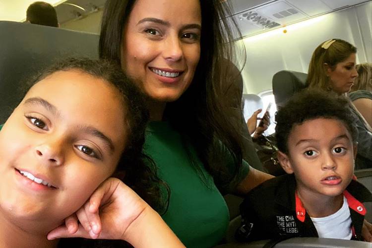 Luciele di Camargo se diverte ao mostrar diferença entre ela e a filha