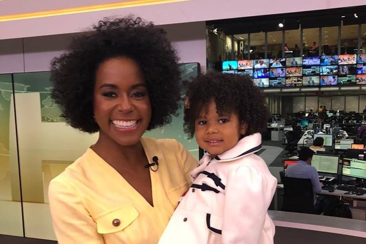 Maju Coutinho recebe visita de fã mirim nos bastidores de jornal