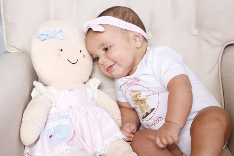 Ticiane Pinheiro celebra quinto mês da filha, Manuella