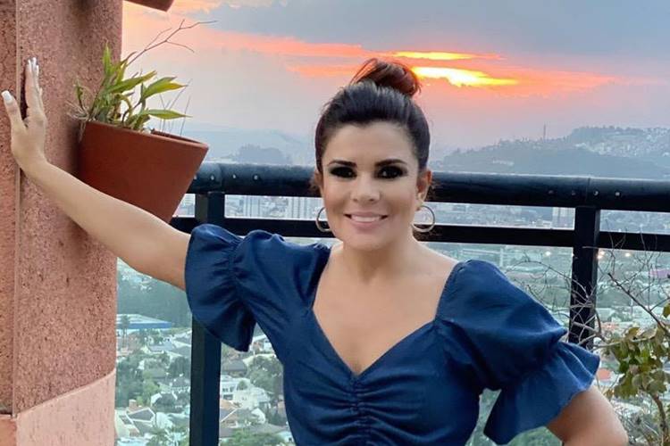 Mara Maravilha exibe barriguinha e conta o que espera de 2020