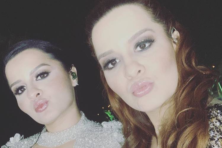 Sertaneja Maiara desabafa com foto da infância ao lado da irmã