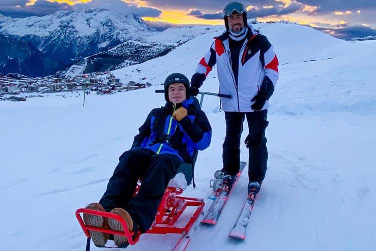 Marcos Mion faz a alegria do filho e o leva para esquiar na neve com cadeira adaptada