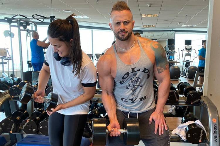 Mari Palma posta foto ao lado do irmão e diverte internautas