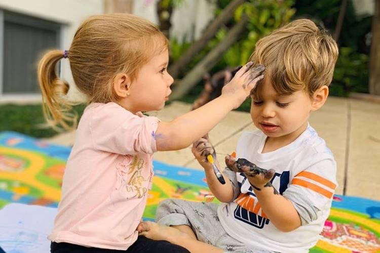 Thais Fersoza combina look dos filhos, Melinda e Teodoro