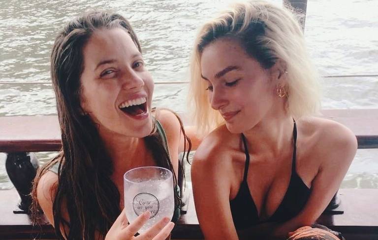Nathalia Dill e Marina Moschen cantam e dançam em passeio de barco