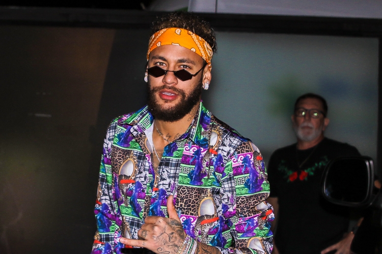 Neymar rouba a cena durante festa de aniversário de Gabriel Medina
