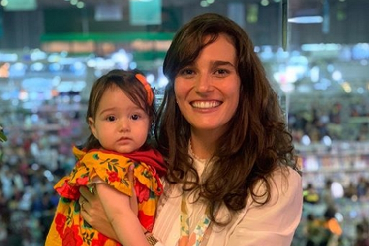 Casada com diretor global, Priscila Steinman revela grande aprendizado com maternidade