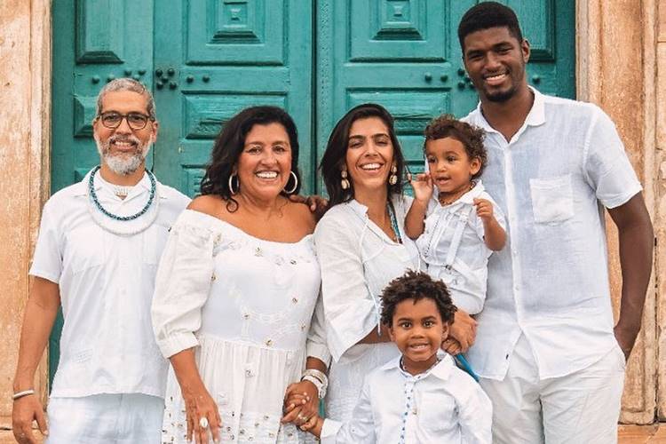 Regina Casé faz textão sobre Natal e posa com a família