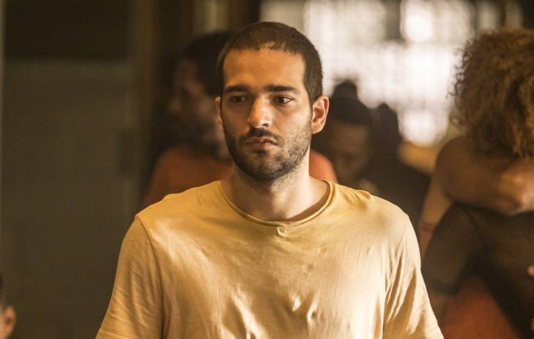 Amor de Mãe: Sandro esconde carga roubada na casa de Lurdes