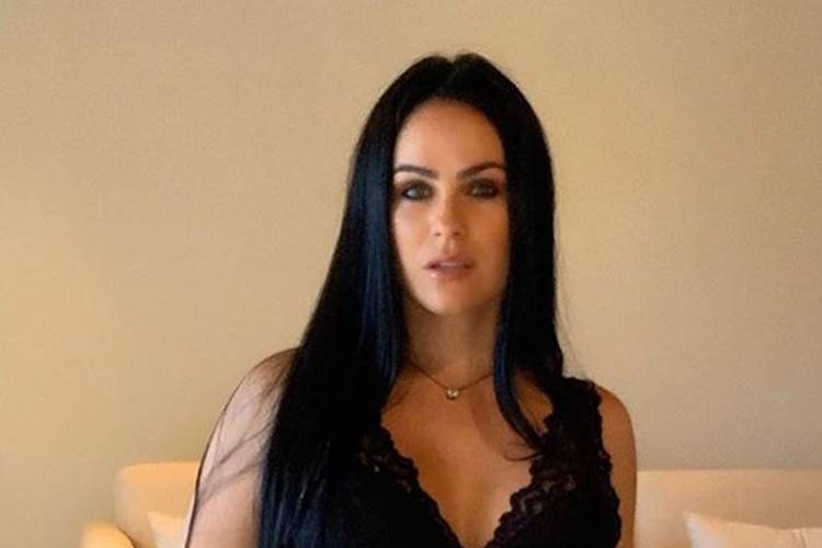 Irmã de Eduardo Costa chama atenção ao exibir corpão na web