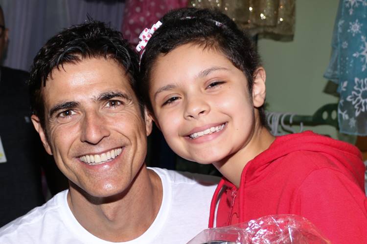 Reynaldo Gianecchini distribui presentes para crianças com câncer