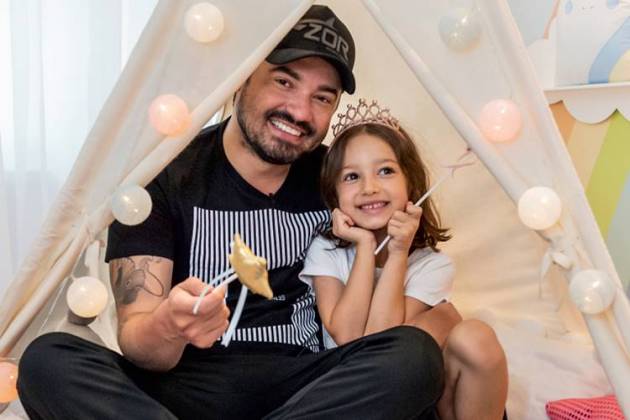 Sertanejo Fernando Zor posa com a filha no novo quarto (Foto: Grão de Gente)