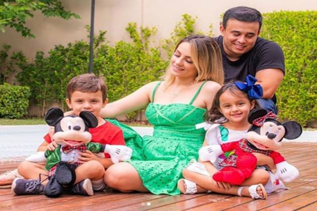 Sertanejo kauan, esposa Sarah e filhos bernardo e Shopia reprodução Instagram