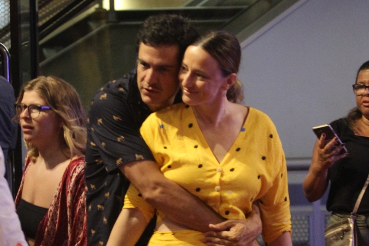 Mateus Solano é flagrado em momento raro e romântico ao lado da esposa, Paula Braun