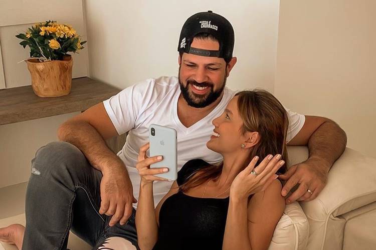 Sertanejo Sorocaba se encanta com presente para o primeiro filho