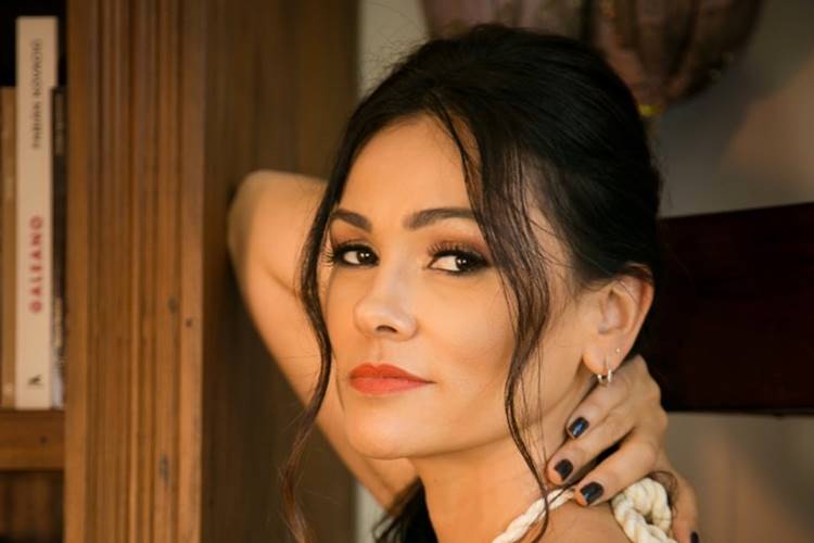 Suzana Alves, ex-Tiazinha, participa de curso de pregação em igreja evangélica