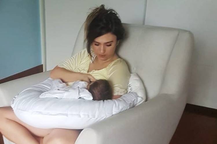 Tatá Werneck amamenta a filha e agradece por existir piranha de cabelo