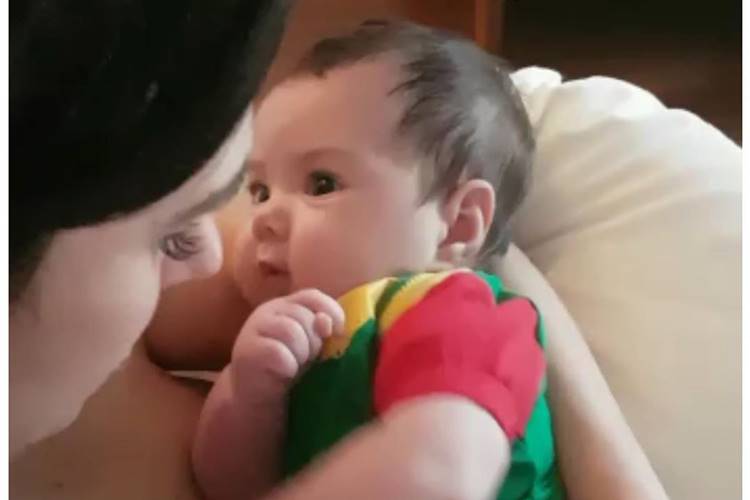 Tatá Werneck posa com a filha e agradece a Deus pelo ano