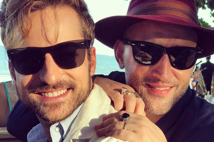 Thales Bretas publica registro raro ao lado de um dos filhos gêmeos