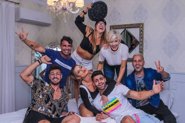 Andréa Nóbrega reúne equipe Sol de ‘A Fazenda’ em sua mansão