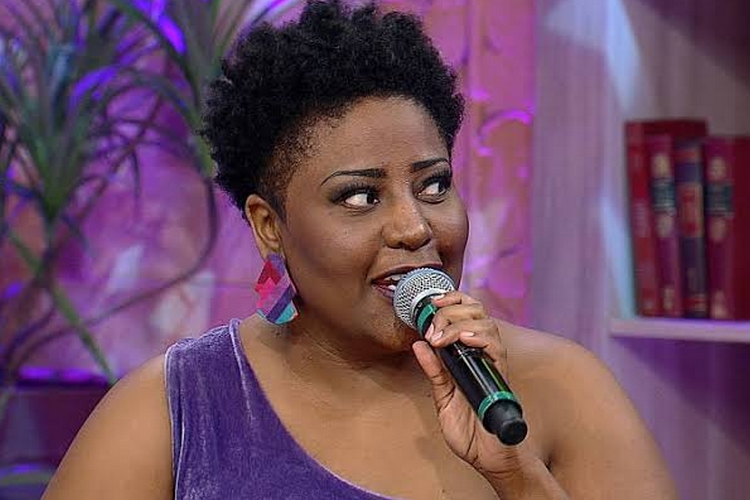 Aos 38 anos, famosa cantora revela atual situação após fugir de relacionamento abusivo