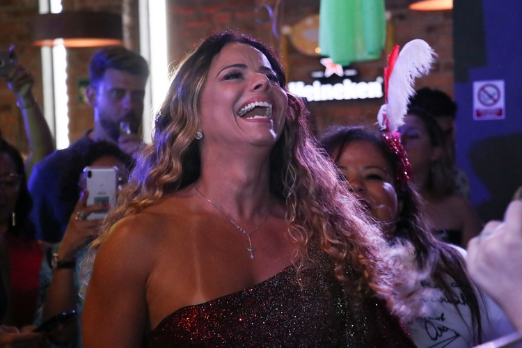 Viviane Araújo é flagrada sozinha pela primeira vez durante festa após exposição de romance com vizinho