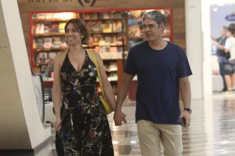 Em raridade, William Bonner e Natasha Dantas são vistos juntos durante passeio romântico