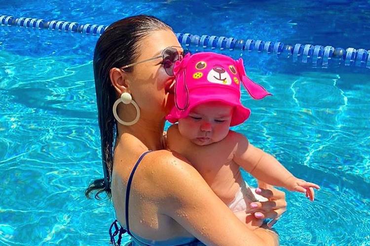 Amanda Françozo curte dia na piscina com a filha, Vitória