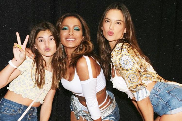 Ao lado da filha, Alessandra Ambrósio curte show de Anitta
