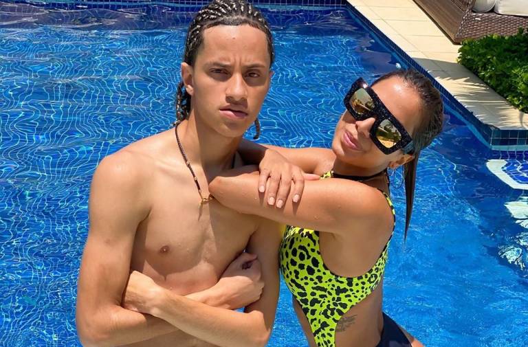 De fio-dental, Anitta aparece rebolando para divulgar nova música ao lado de DJ Gabriel do Borel