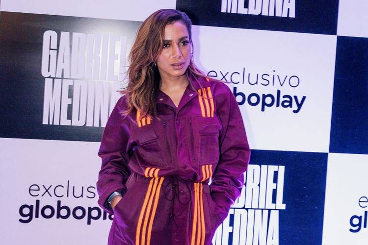 Anitta posta vídeo sensualizando com pirulito de biquíni